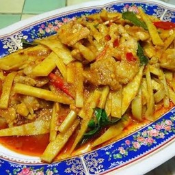 ข้าวผัดพริกแกงหมูใส่หน่อไม้