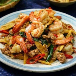 กระเพราใส่หน่อไม้+กุ้ง