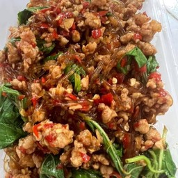 กะเพราหมูสับวุ้นเส้นราดข้าว
