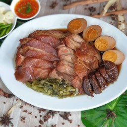 ขาหมูเป็นกับใส่ทุกอย่าง