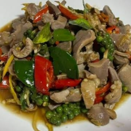 ผัดฉ่าเครื่องในไก่ ราดข้าว