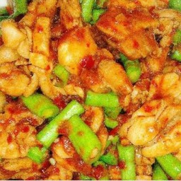 ข้าวผัดพริกแกงไก่