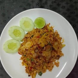 ข้าวผัดต้มยำแห้งหมูกรอบ