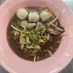 หมี่เหลืองหมูลูกชิ้นน้ำตก