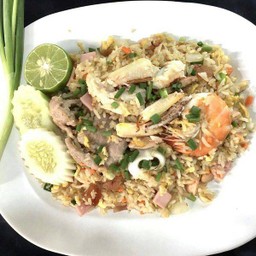 ข้าวผัดรวมมิตรทะเล(กุ้ง,หมึก,หมู,ไก่)