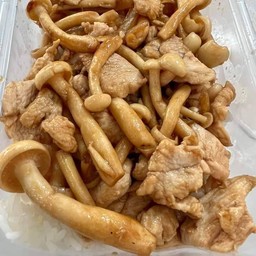 ผัดหมูชิ้นใส่เห็ดราดข้าว
