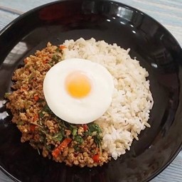ข้าวกะเพราหมูสับไข่ดาว