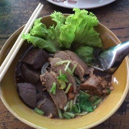 ขาหมู-ก๋วยเตี๋ยวเรือ (เจ้าเก่าเนินหูกวาง)