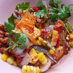 ยำข้าวโพด มะม่วง กุ้งสด