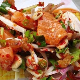 ยำข้าวโพด มะม่วง แซลมอน