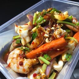 ยำทะเลน้ำพริกเผา