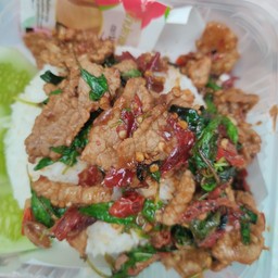 ข้าวกระเพรา หมูชิ้น พริกแห้ง
