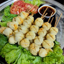 ข้าวไข่เจียว-ลูกชิ้นอบเนย