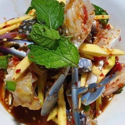 ยำข้าวโพด มะม่วง ปูม้า (สด)