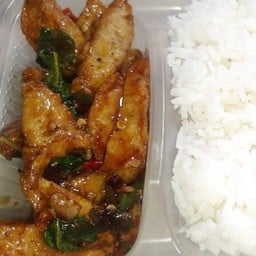 ข้าวราดกระเพราหมูยอ ไก่ยอ