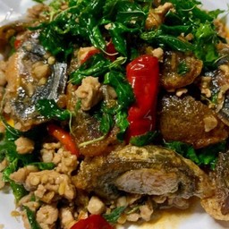 กระเพราหมูสับไข่เยี่ยวม้า