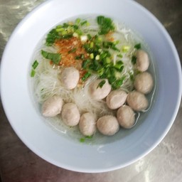 ก๋วยเตี๋ยวน้ำใสลูกชิ้น