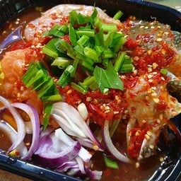 ยำแซลมอน + ปูม้า