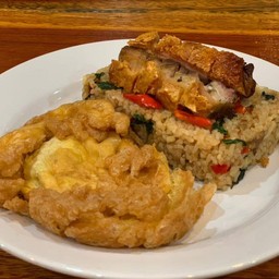 ข้าวผัดกระเพรา on top หมูกรอบ