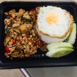 ผัดกระเพราไก่ชิ้นอิ่มคุ้มไข่ดาวฟรีจ้า