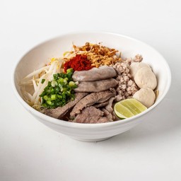 ก๋วยเตี๋ยวต้มยำ หมูรวม มีเครื่องใน