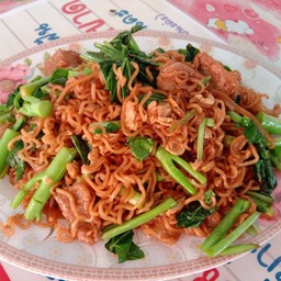 ผัดซีอิ๋ว เส้นมาม่า  (โปรดเลือกเนื้อสัตว์ )