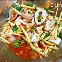 ยำข้าวโพด มะม่วง ปลาหมึก