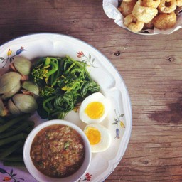 น้ำพริกปลาร้า+ผักรวม+ปลาทูทอด ไข่ต้ม   รอเพียงแค่ 10 นาที เสร็จ!!!