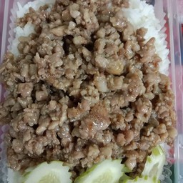 ผัดหมูสับน้ำมันหอยราดข้าว