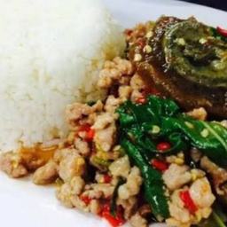 ผัดกระเพราไข่เยี่ยวม้าราดข้าว