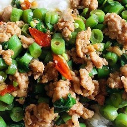 ข้าวราดผัดกระเพรา