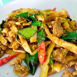 ผัดพริกเเกงเนื้อหน่อไม้เหลือง