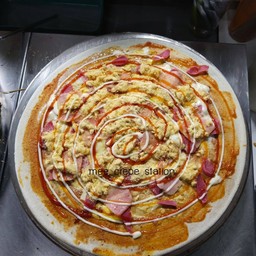 แป้งวนิลา พิซซ่า ไข่ไก่ ไส้กรอก ชีส เบค่อน หมูหยอง