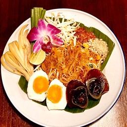 ผัดไทยโบราณไข่เค็มและไข่เยี่ยวม้า