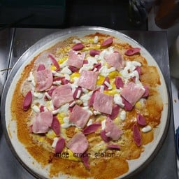 แป้งวนิลา พิซซ่า ไข่ไก่ ไส้กรอก ชีส เบค่อน