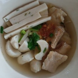 เส้นอร่อยก๋วยเตี๋ยวปลา หน้าปากทางขนส่งแม่สาย