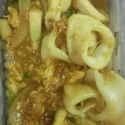 ผัดผงกระหรี่ปลาหมึกราดข้าว