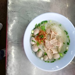ก๋วยเตี๋ยวน้ำใสลูกชิ้นเนื้อสด