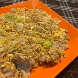 มาม่าผัดไข่ - หมู - ไก่ - ทะเล