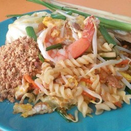 ผัดไทกุ้งสด เส้นเกลียว