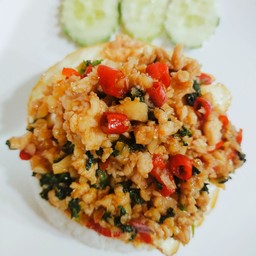 ข้าวกระเพราไก่ไข่ระเบิด