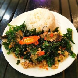 ไข่เยี่ยวม้ากะเพรากรอบ ราดข้าว