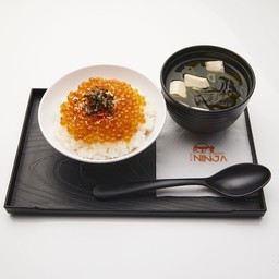 ข้าวหน้าไข่ปลาแซลมอน