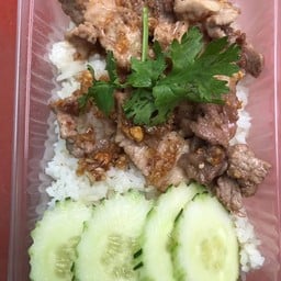 หมูกระเทียมราดข้าว