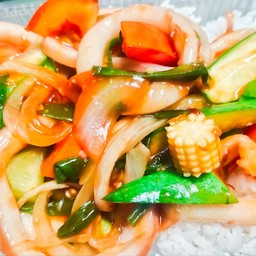 ผัดเปรี้ยวหวานปลาหมึกราดข้าว