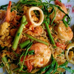 ผัดหมี่ผักกะเฉดใส่พริกสด