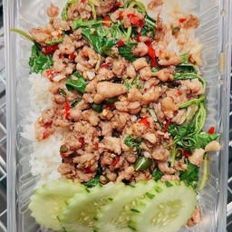 กระเพราหมูสับราดข้าว