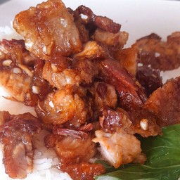 ผัดกระเทียมหมูกรอบราดข้าว