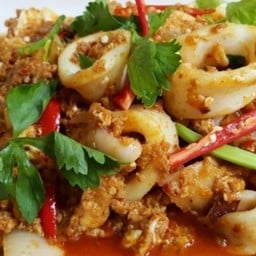 ปลาหมึกผัดผงกระหรี่