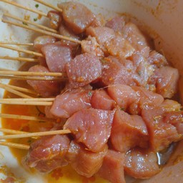 หมูไม้เสียบสมุนไพรทอดเครื่องหอมๆต้องลอง